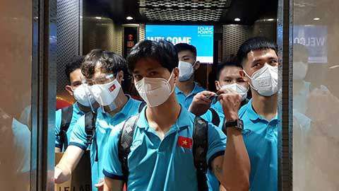 语气很是不满的说道：当然是认真的。